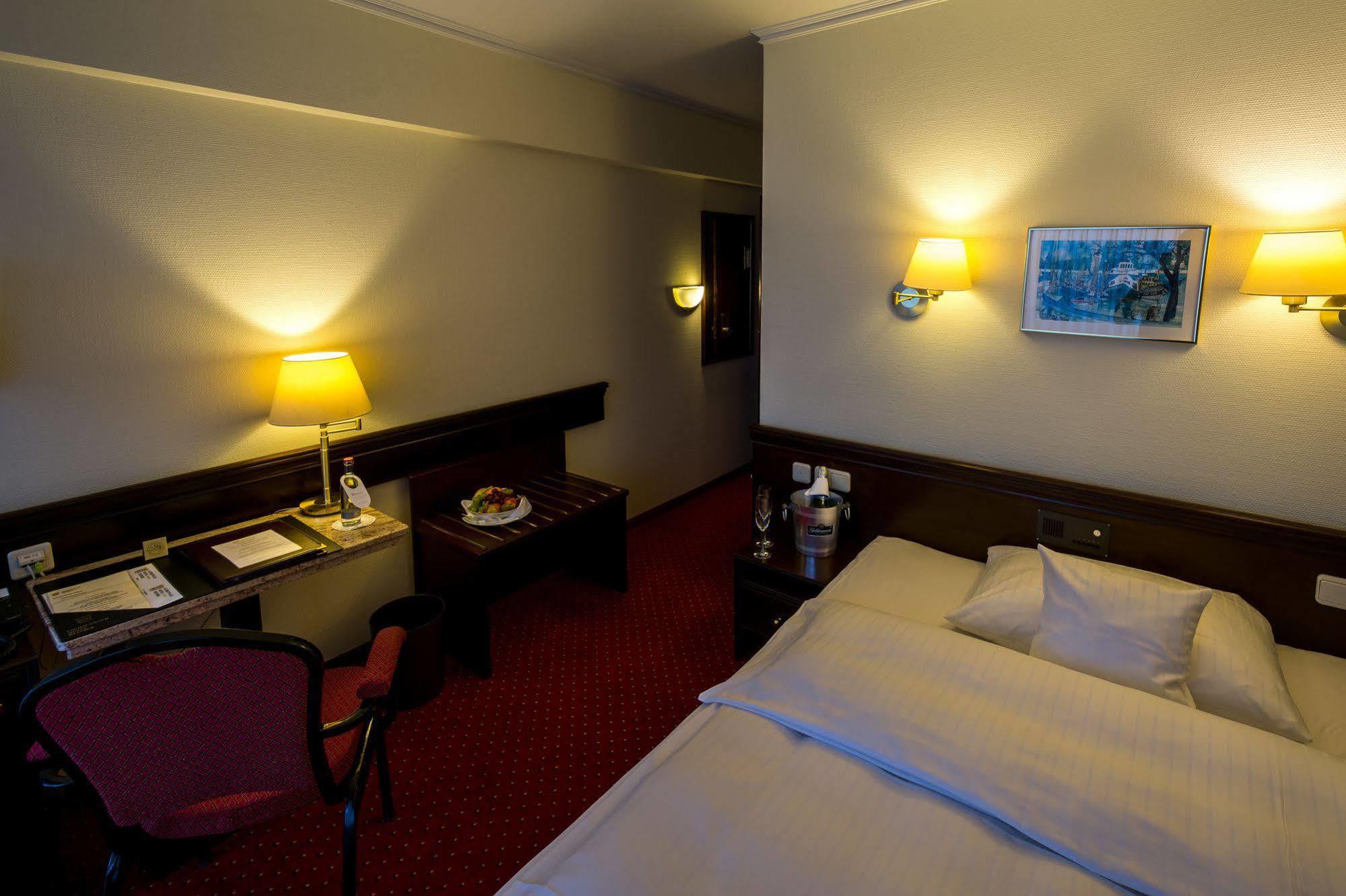 Sachsenwald Hotel Райнбек Экстерьер фото