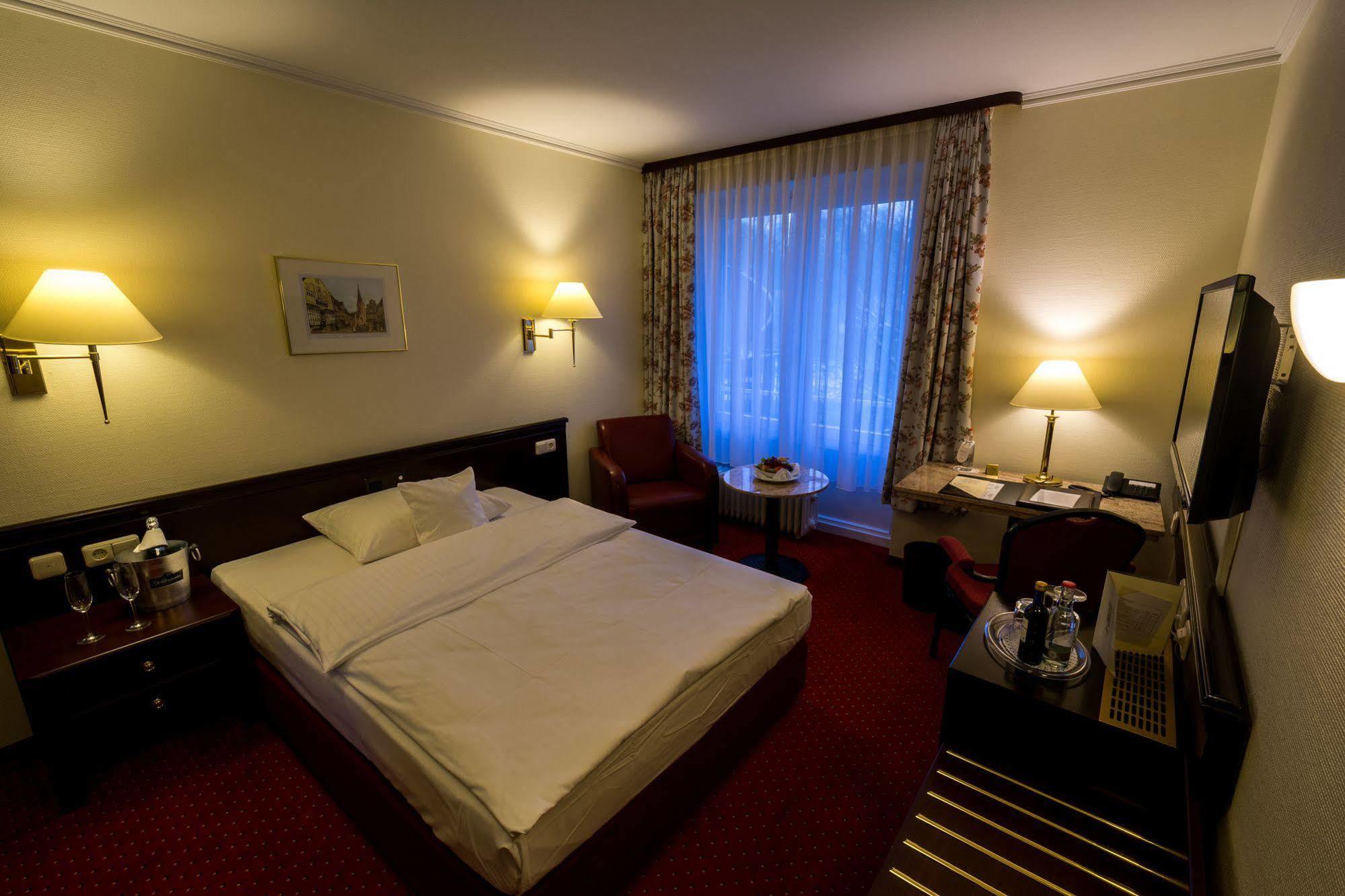 Sachsenwald Hotel Райнбек Экстерьер фото