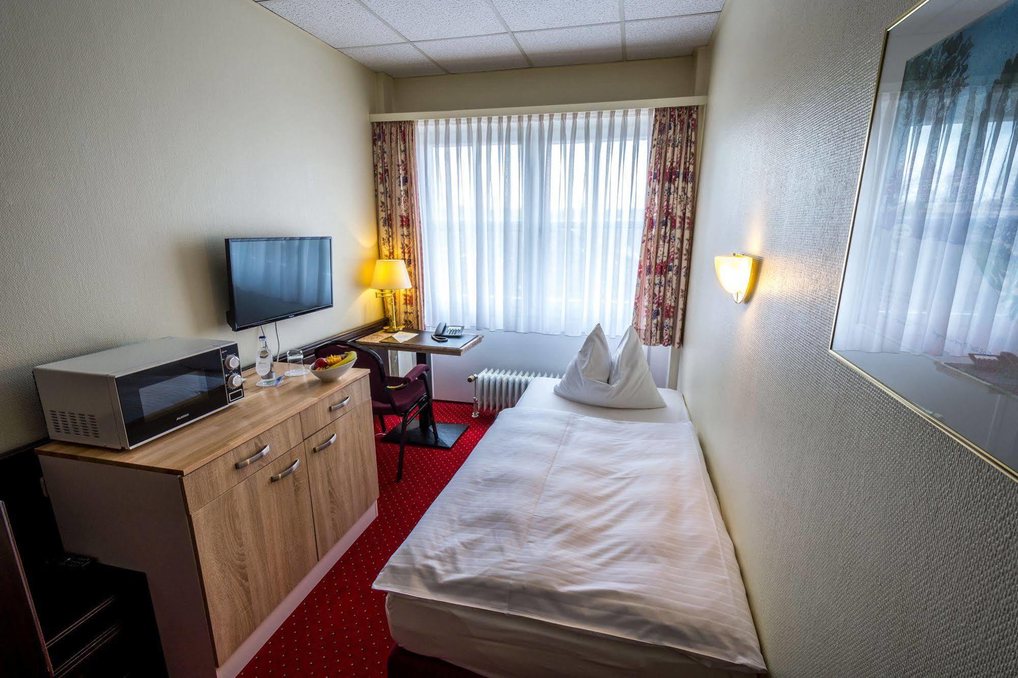 Sachsenwald Hotel Райнбек Экстерьер фото